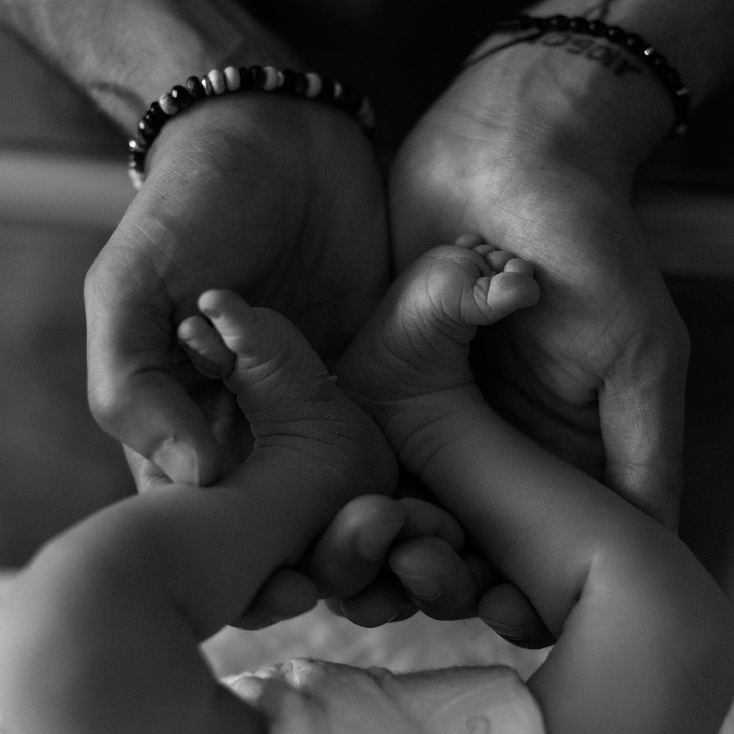 Кот і Татарінцева вперше показали новонароджену донечку: зворушливі чорно-білі кадри